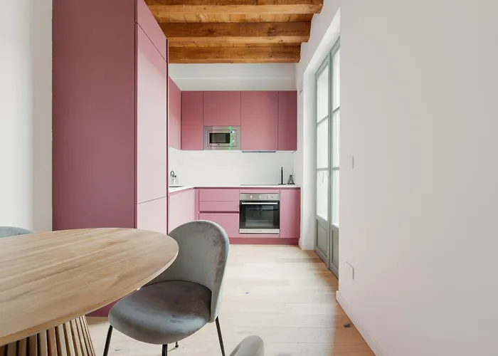 Guesthost - Modern In With Balcony