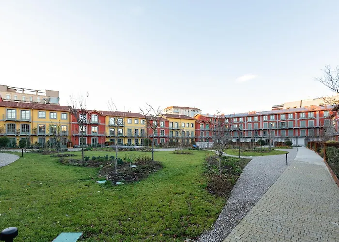 Guesthost - Modern In With Balcony